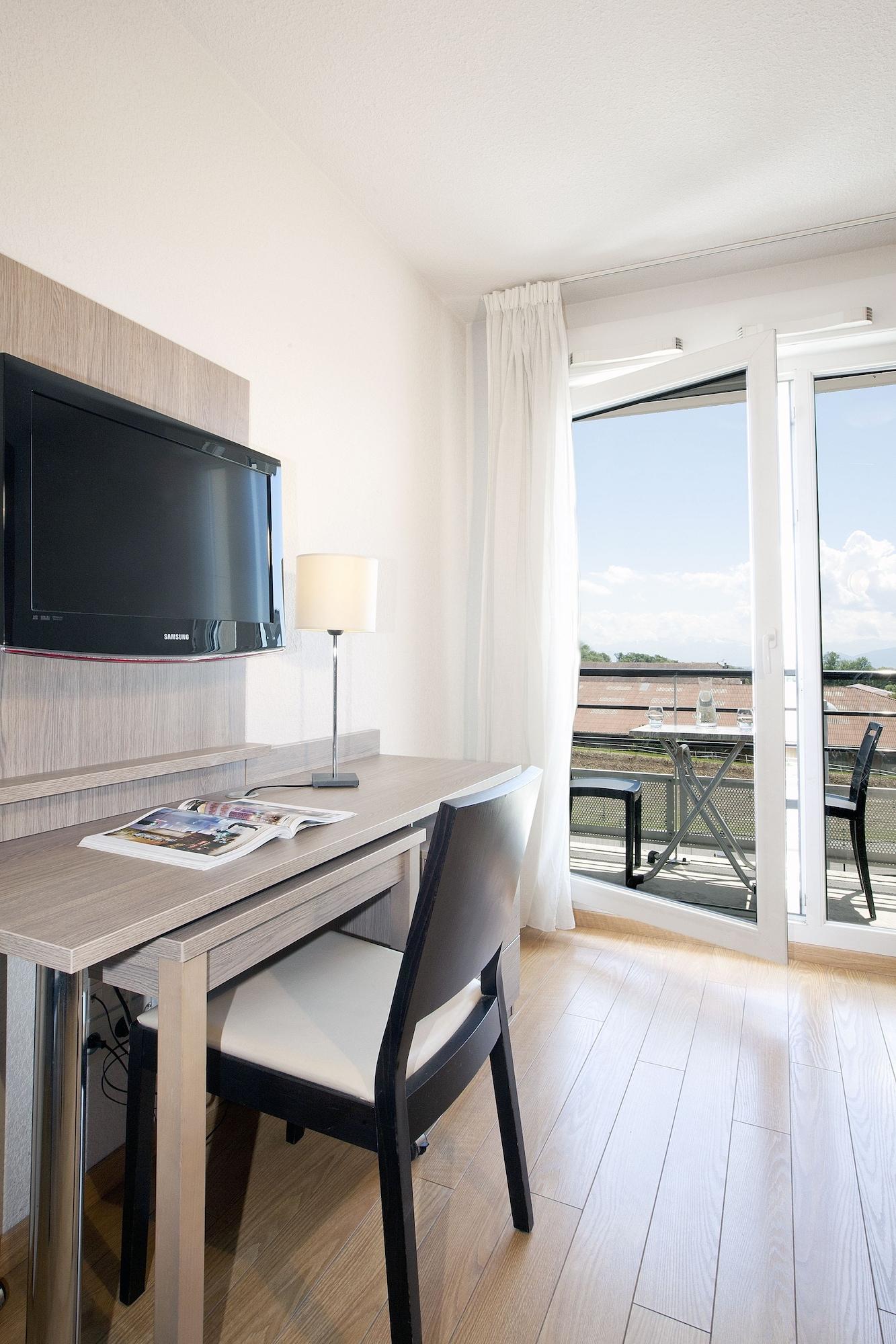Sejours & Affaires Geneve Gex Les Rives Du Leman Aparthotel Exterior photo