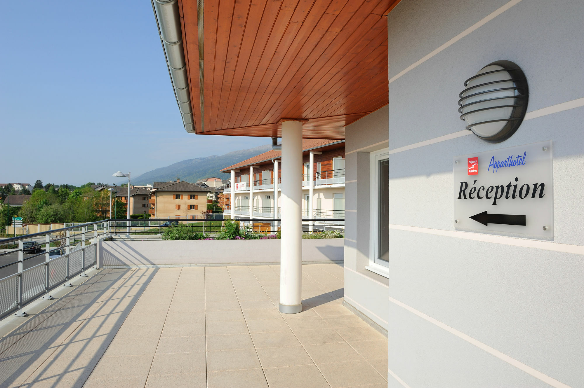 Sejours & Affaires Geneve Gex Les Rives Du Leman Aparthotel Exterior photo